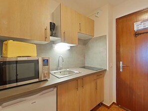 Een koelkast, een microgolfoven, een kookplaat