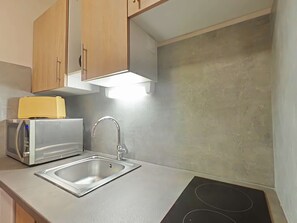 Kjøleskap, mikrobølgeovn, kokeplater og kaffetrakter/tekoker