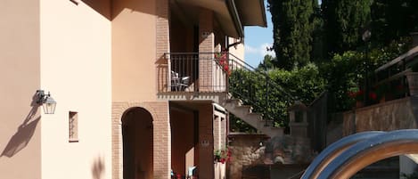 Una piscina al aire libre