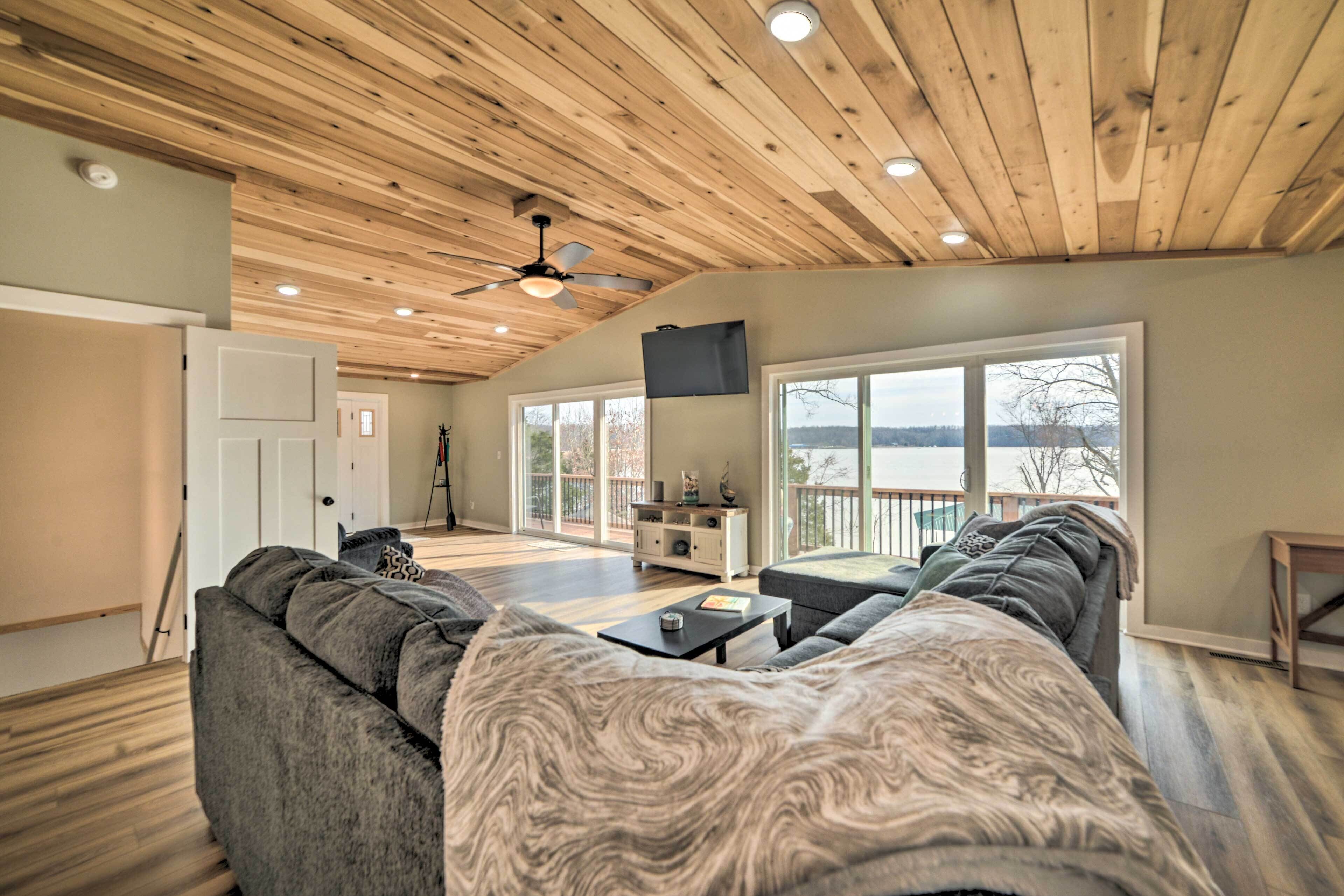 Waterfront Eddyville Home w/ Dock & Kayaks!