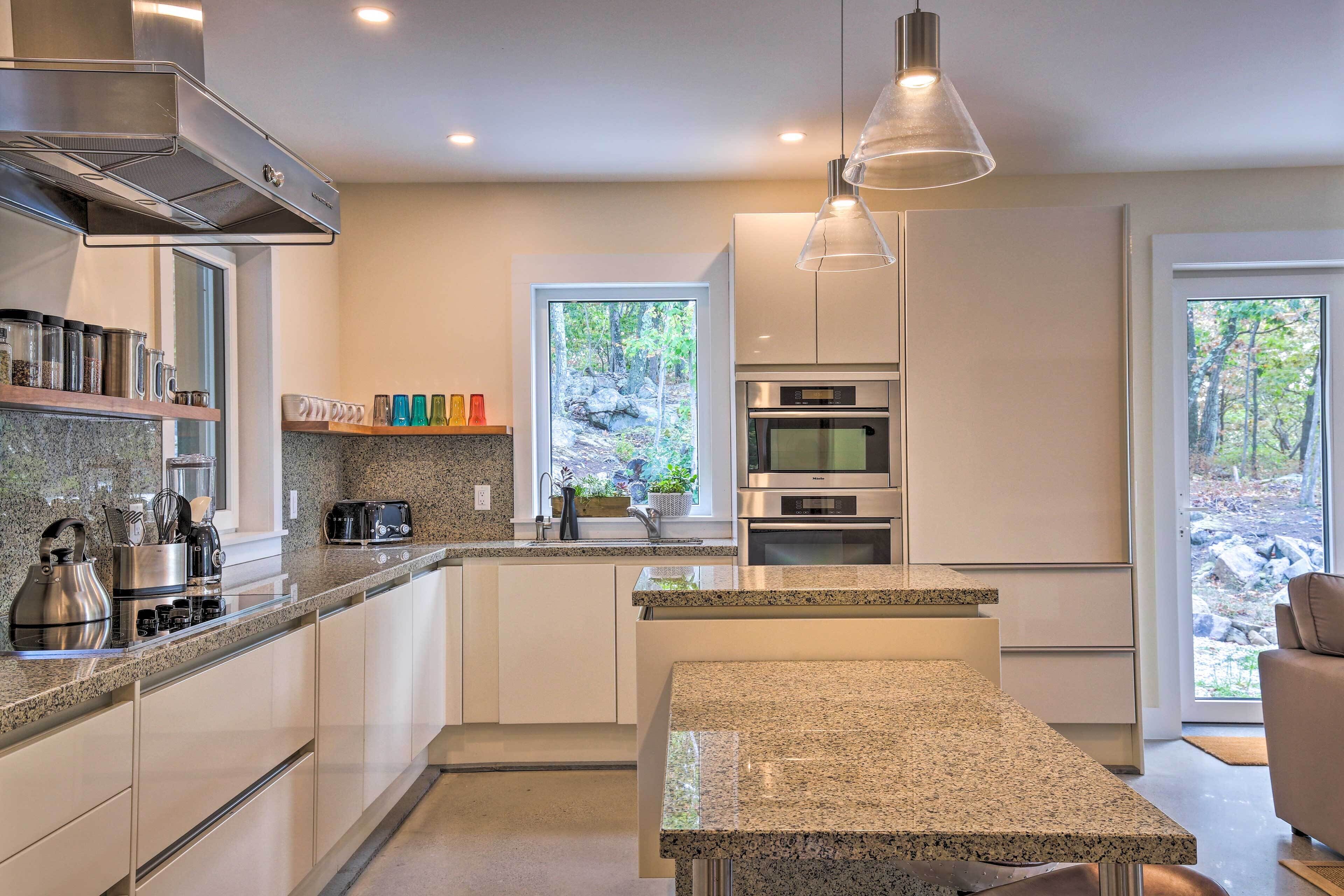 'The Glabin’: Garrison Gem w/ Deck & Fire Pit!