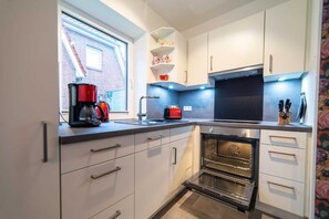 Køleskab, ovn, opvaskemaskine, kaffe-/temaskine