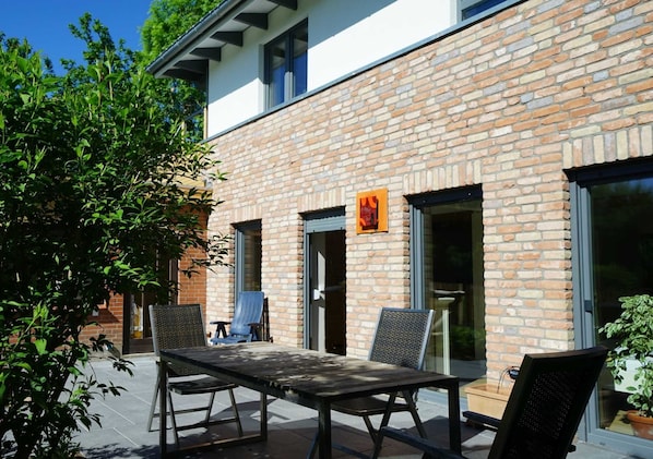 Unclassified image, 1 of 23, button