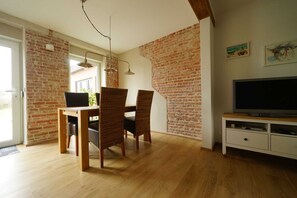 Unclassified image, 5 of 23, button