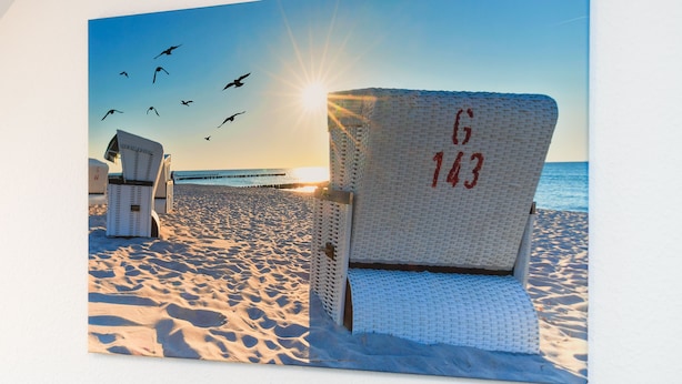 A beach chair with the number G 143, a white beach chair, and a white beach umbrella. - Vacation apartment Gänseblümchen - Holiday apartments on the Schmidt farm (Paderborn)