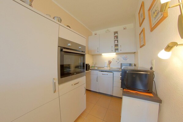 Køleskab, ovn, opvaskemaskine, kaffe-/temaskine