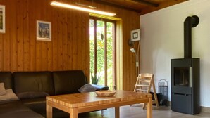 Un intérieur en bois avec un canapé, une table et une cheminée.