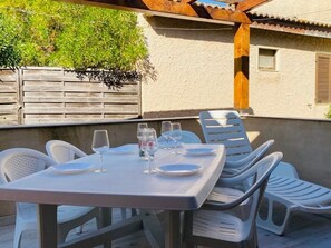 Outdoor dining - Charming 2-Room House, 5 Sleeps, Steps to Beach, Terrace, Parking, Linens Included (Lumio)