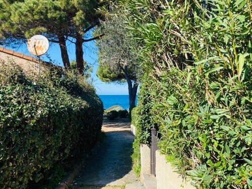 Charming 2-Room House, 5 Sleeps, Steps to Beach, Terrace, Parking, Linens Included