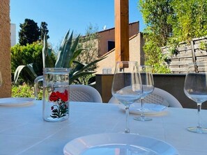 Outdoor dining - Charming 2-Room House, 5 Sleeps, Steps to Beach, Terrace, Parking, Linens Included (Lumio)