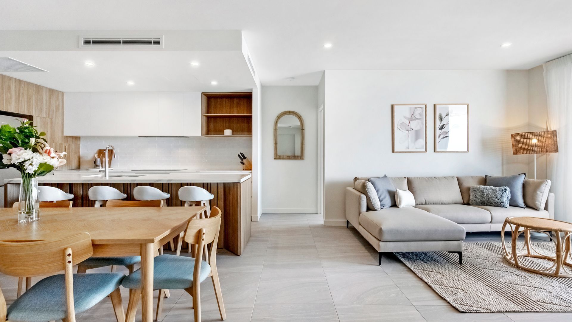 Luxury Central Palm Beach Apartment with Rooftop Pool