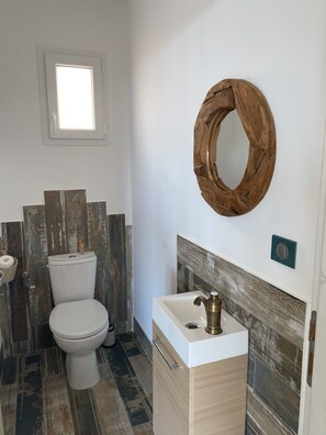 Shower, hair dryer, towels, toilet paper - House (Giuncheto)