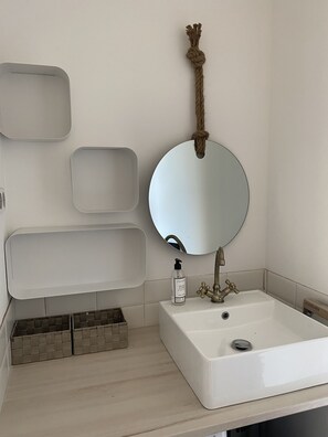 Douche, sèche-cheveux, serviettes fournies, papier toilette