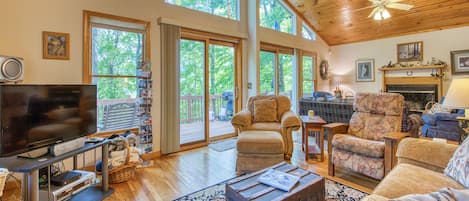 Living area | Smart TV, fireplace, DVD player, books