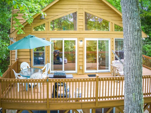 Enchanted Secluded Cabin w/ Hot Tub, Fire Pit, and Pets Welcome