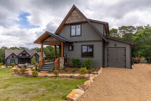 Exterior - Soaring Hawk Lodge at Eagles Nest - pet run, big views, two suites (Banner Elk)