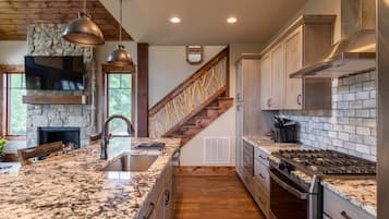 Fridge, microwave, stovetop, dishwasher