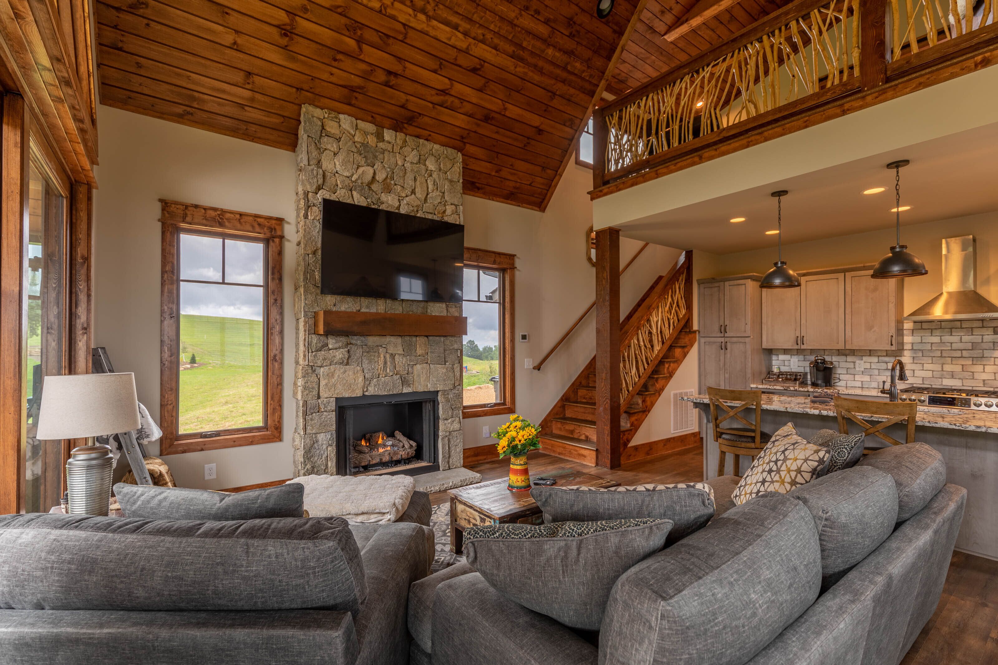Soaring Hawk Lodge at Eagles Nest - pet run, big views, two suites