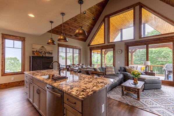 Interior - Soaring Hawk Lodge at Eagles Nest - pet run, big views, two suites (Banner Elk)