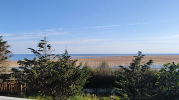 Sur la plage, chaise longue
