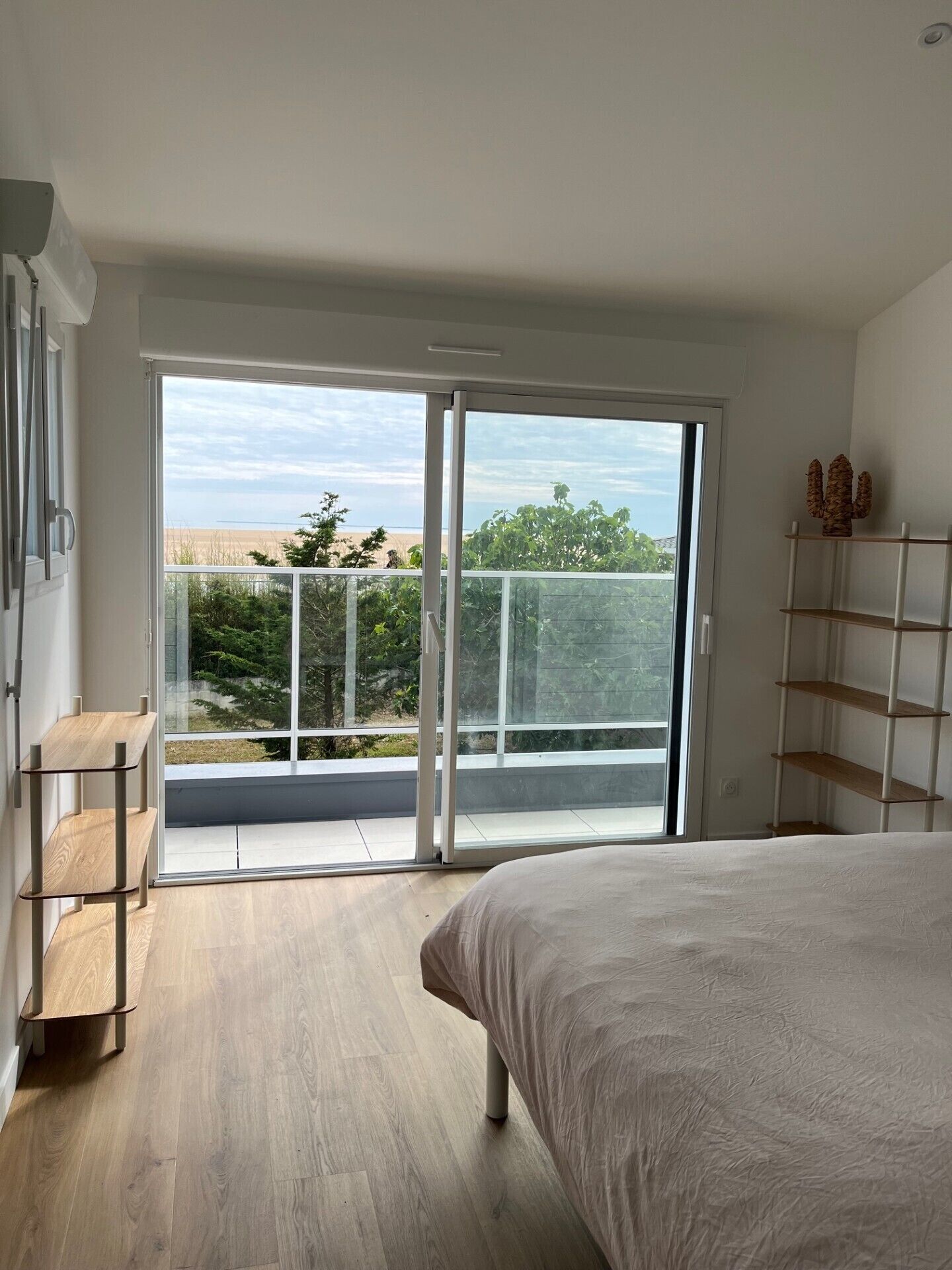 6 bedrooms, desk, iron/ironing board, WiFi (free)