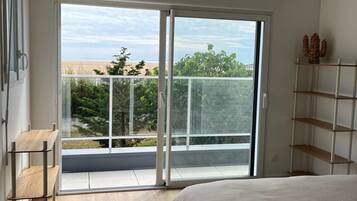 6 bedrooms, desk, iron/ironing board, WiFi (free)