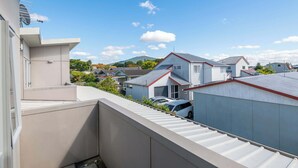 A residential area with houses and a clear blue sky. - Central Oasis - Garage & Courtyard, Sleeps 6 (Rotorua)