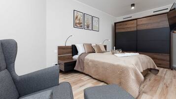 1 slaapkamer, een strijkplank/strijkijzer, wifi, beddengoed