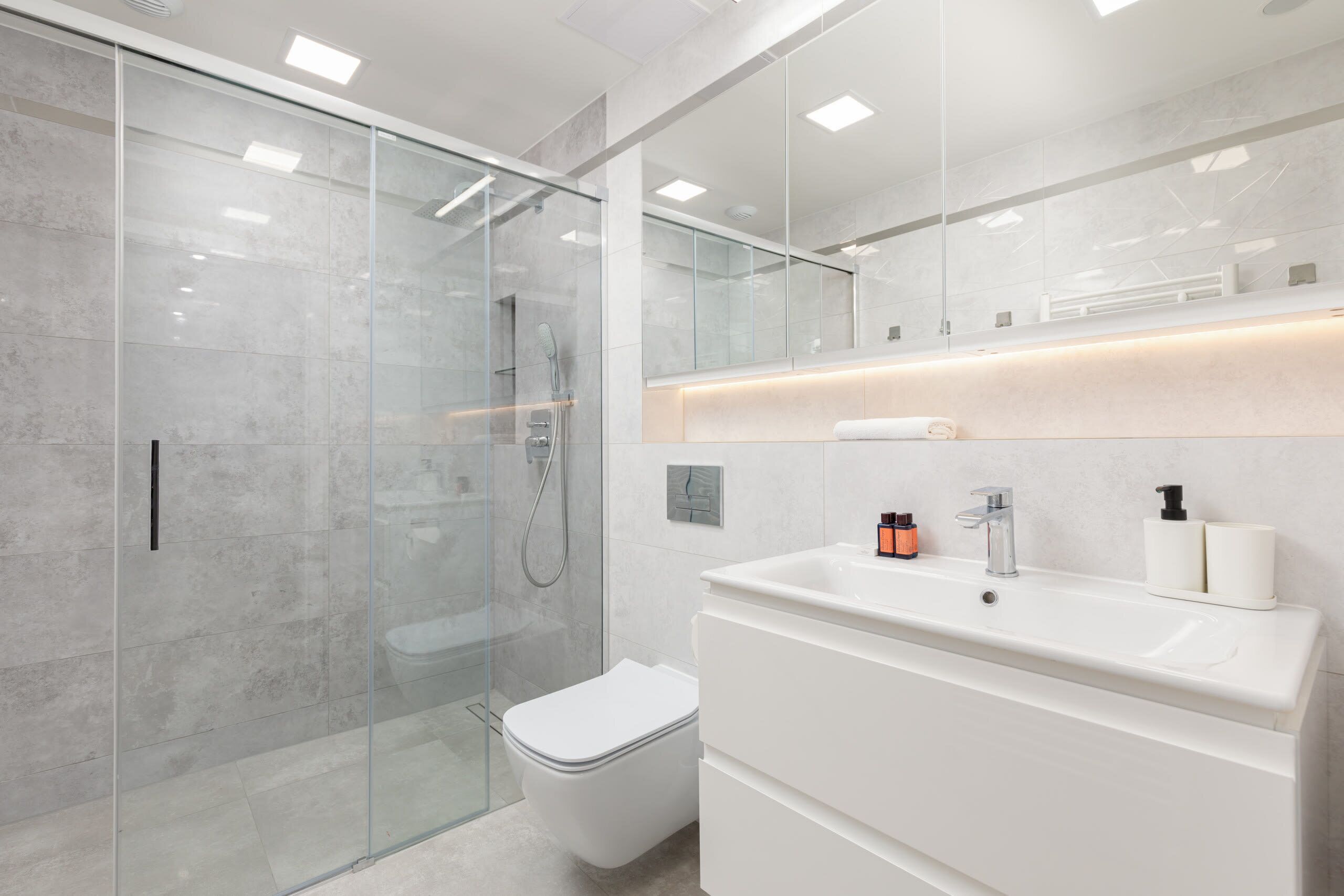 Shower, hair dryer, towels, shampoo