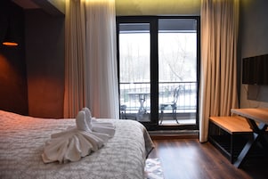 Habitación triple estándar | Caja fuerte, cortinas opacas, wifi gratis y ropa de cama