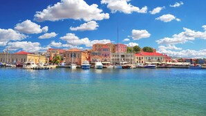 Un port de plaisance avec des bâtiments aux couleurs vives et des bateaux amarrés.