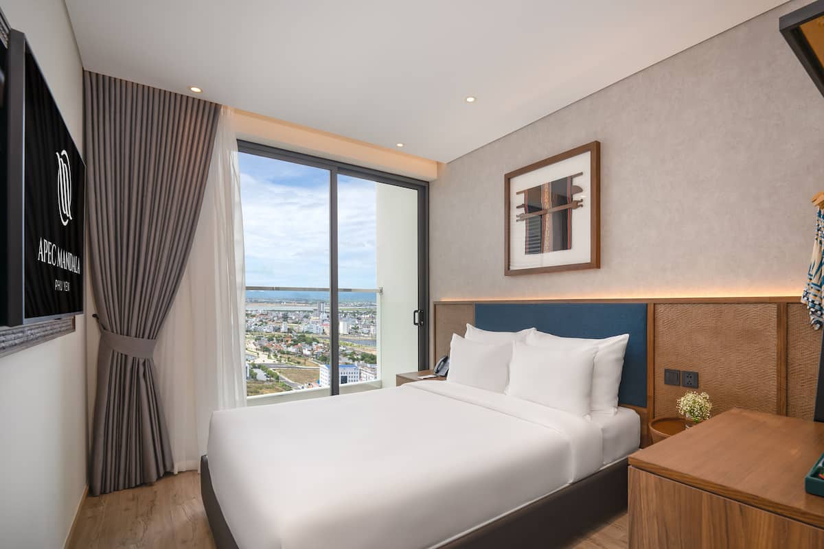 Premium bedding, minibar, in-room safe, desk