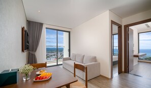 家庭套房 (Panorama View) | 高級寢具、迷你吧、房內夾萬、書桌