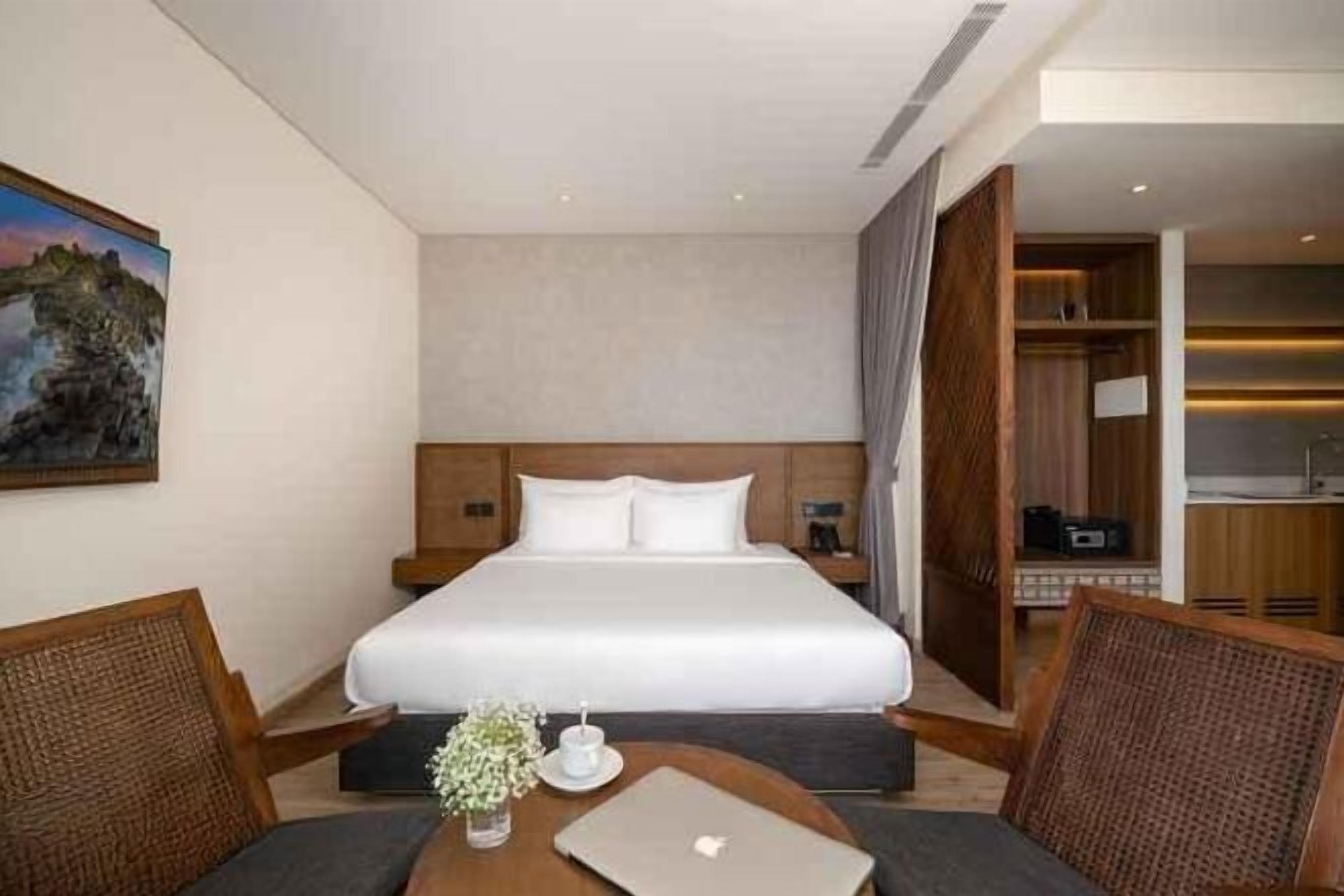 Premium bedding, minibar, in-room safe, desk