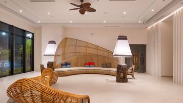 Área de estar no saguão