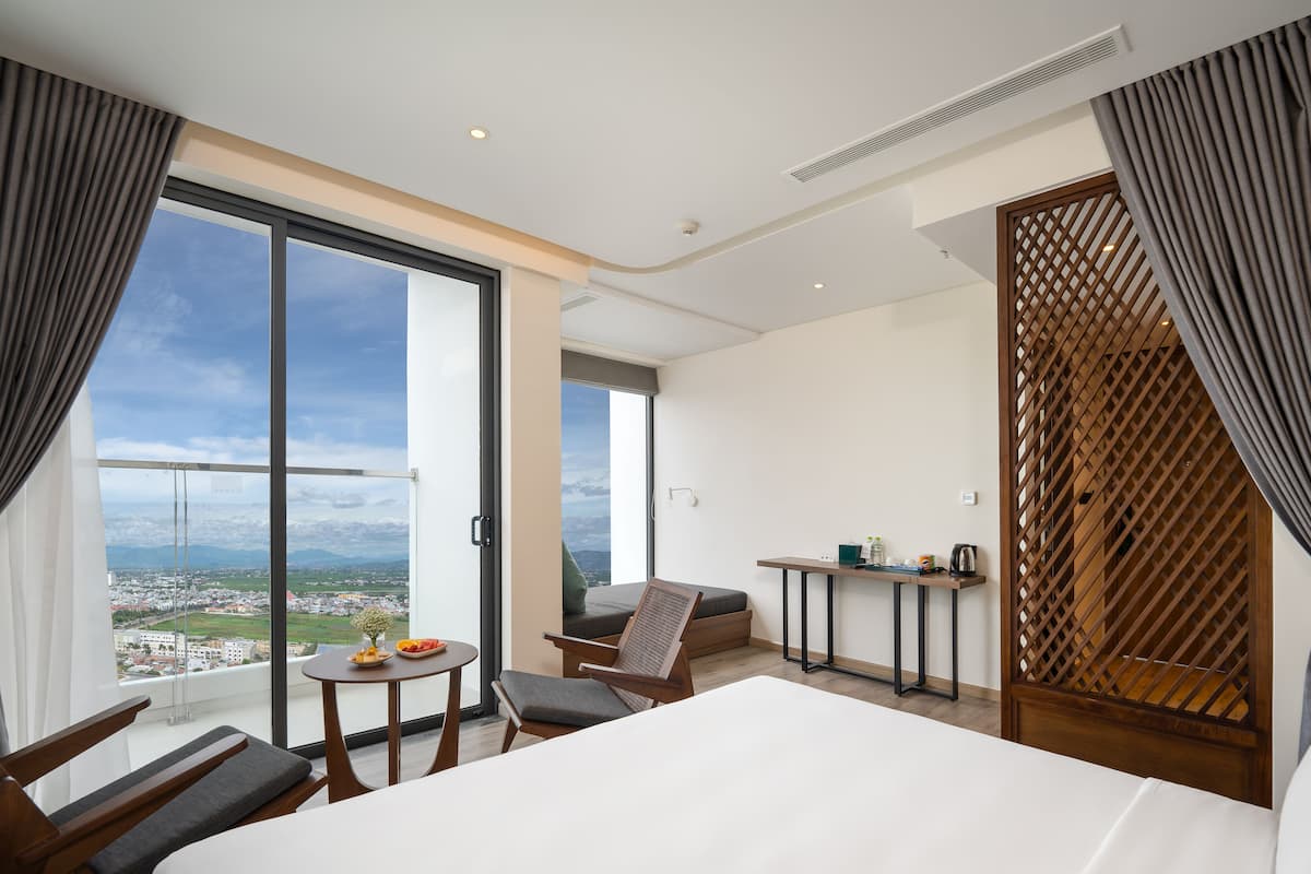 ジュニア ルーム (Suite Panorama View) | 高級寝具、ミニバー、セーフティボックス (室内)、デスク