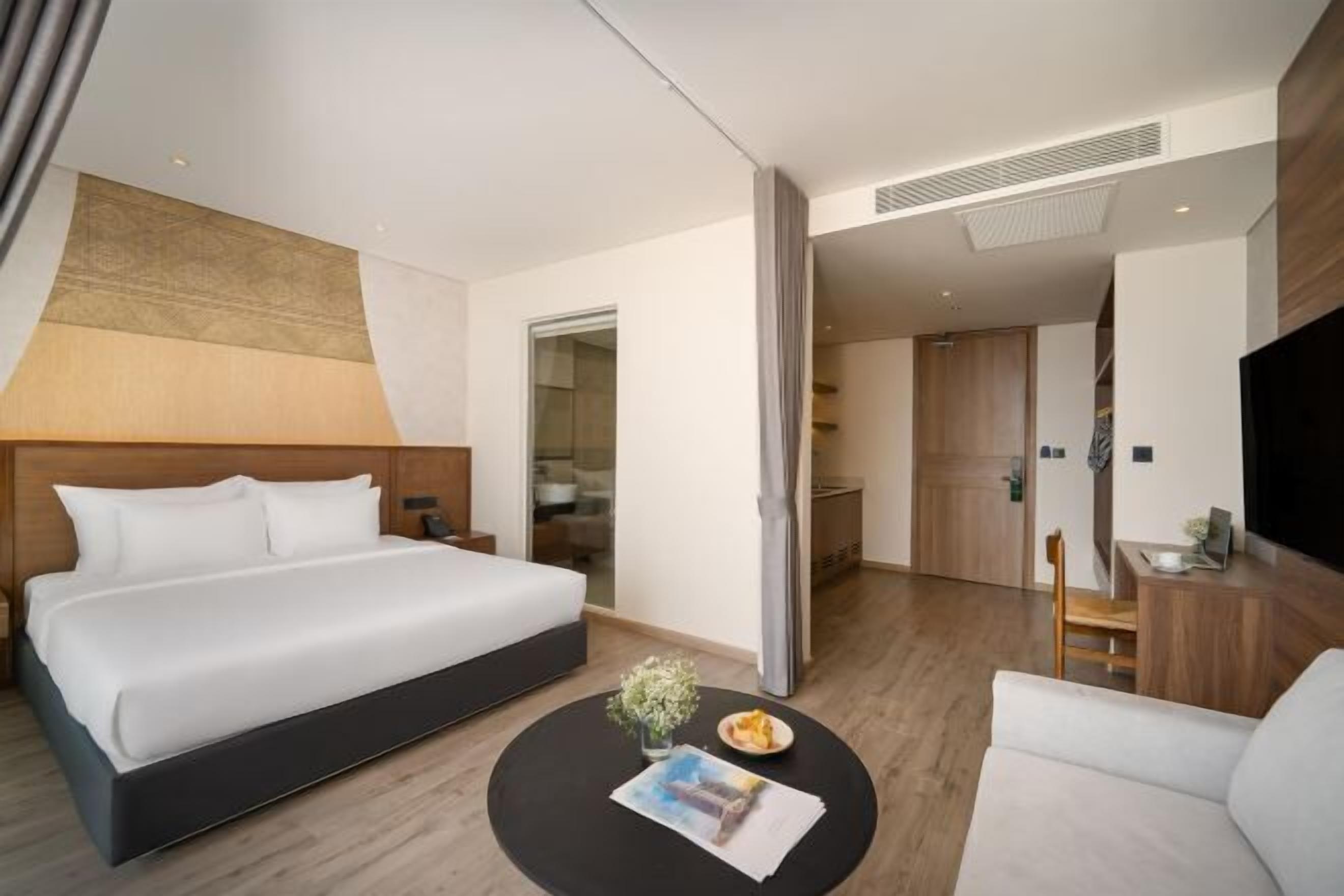 Premium bedding, minibar, in-room safe, desk