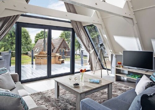 Luxury lodge on spacious country estate. Own hot tub. Free gym, pool & more