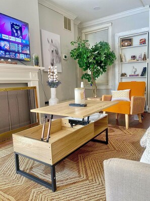 Coffee table - Fells Point Rowhome- 5mins from JH Hospital & Inner Harbor area (Baltimore)