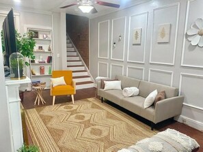 Living room - Fells Point Rowhome- 5mins from JH Hospital & Inner Harbor area (Baltimore)