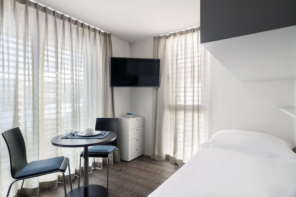 Single Studio | 1 bedroom, in-room safe, blackout drapes, free WiFi