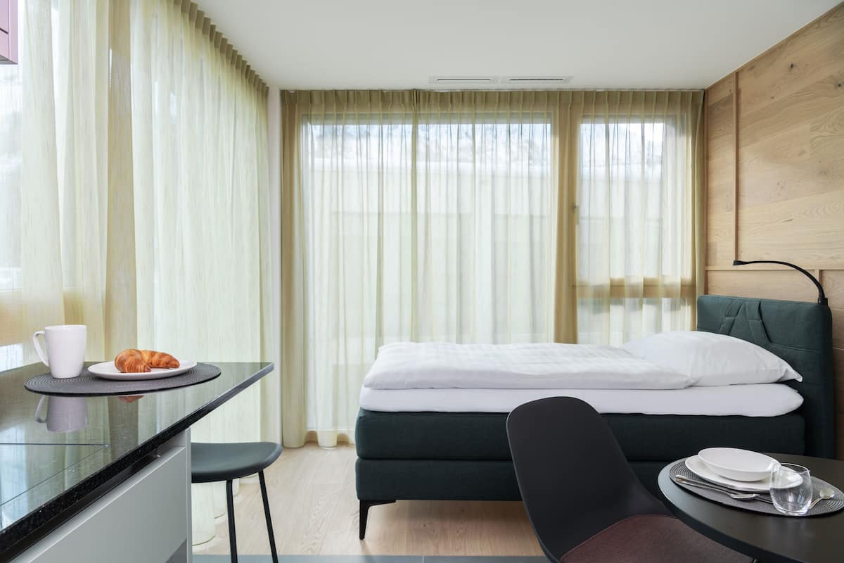 Corner Small Studio | Free WiFi, bed sheets
