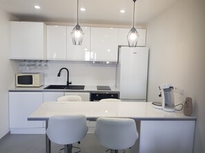 Kühlschrank, Mikrowelle, Ofen, Herdplatte