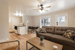 Smart TV - Slant Streets Bungalow - Close proximity to The Hip Strip, Downtown Missoula and UM. (Missoula)