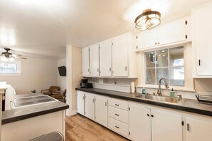 Een koelkast, een magnetron, een oven, een kookplaat