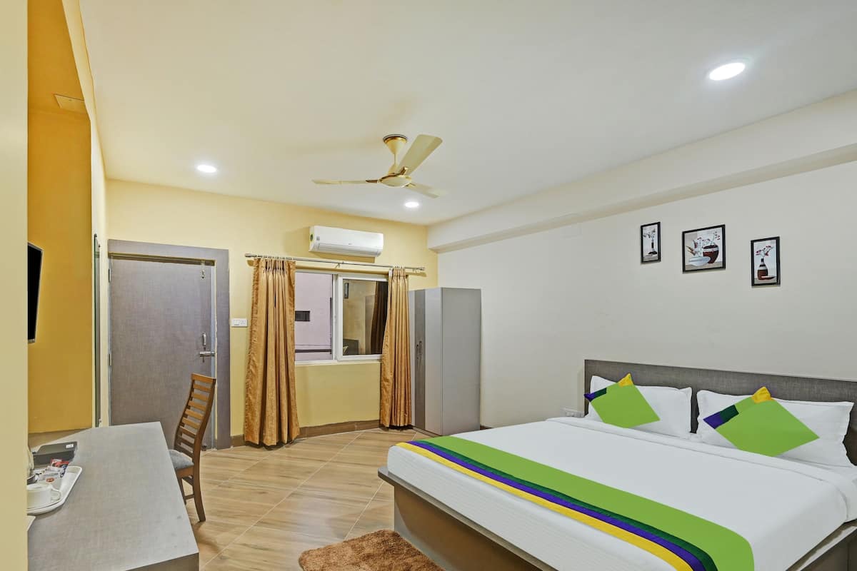 Deluxe Room | Iron/ironing board