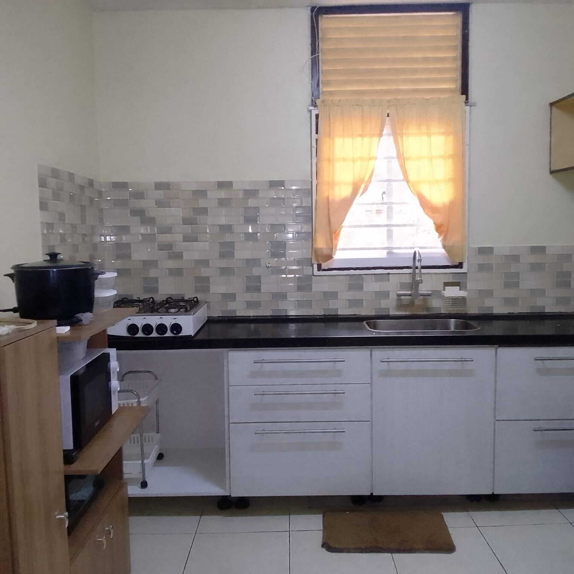 Lemari es, microwave, oven, dan kompor