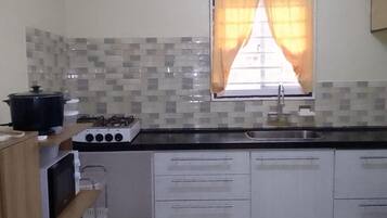 Lemari es, microwave, oven, dan kompor