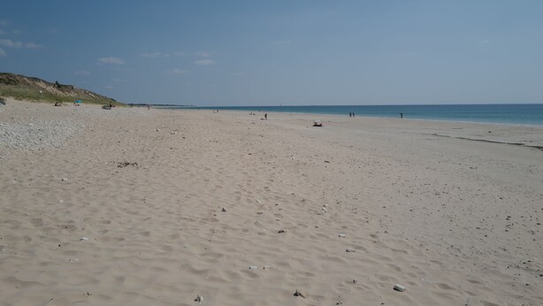 A wide sandy beach with a clear sky. - Very nice 4* listed Rhétaise house with garden and garage, quiet, right in the center, (Le Bois-Plage-en-Re)