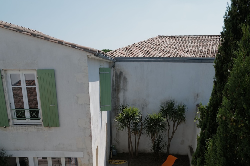 Very beautiful 4* character house with garden and garage, right in the center